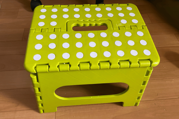 トレードワンの折りたたみステップ、サイズ22×25×32cm、耐久性と収納に便利なデザイン