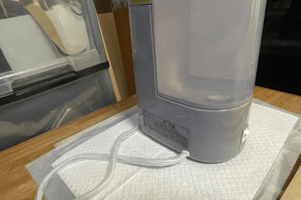 加湿器の下にペットシーツ、コードにケーブルガードを装着し保護
