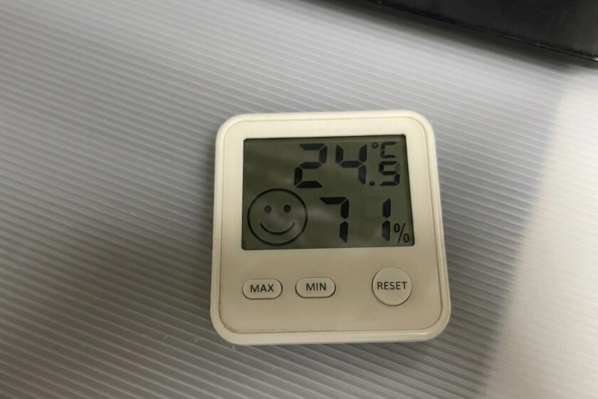 即席クーラー内の温度（24.9℃）と湿度（71%）を示す温度計